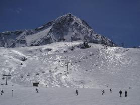 Rakouský ledovec Stubai v zimě s lyžaři