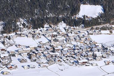 Údolí Gschnitztal s obcí Trins v zimě