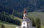Rakouská obec Obernberg am Brenner s kostelem