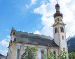 Rakouské městečko Fulpmes s kostelem