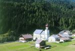 Rakouská vesnička Vals s kostelem